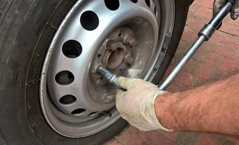 7 Ways to Tell Your Tyres Need Changing