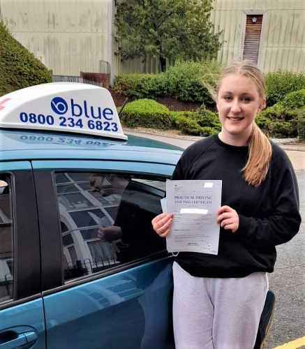 Emily Jones from Wokingham Passed her Driving test in Reading