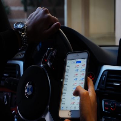 Top Ways To Keep Yourself Safe With A Phone While Driving